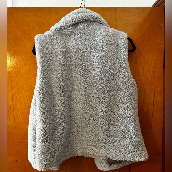 Everly Grey Sherpa Vest - Picture 3 of 3